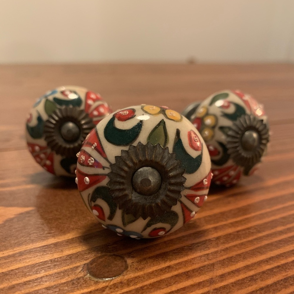 2 dresser knobs